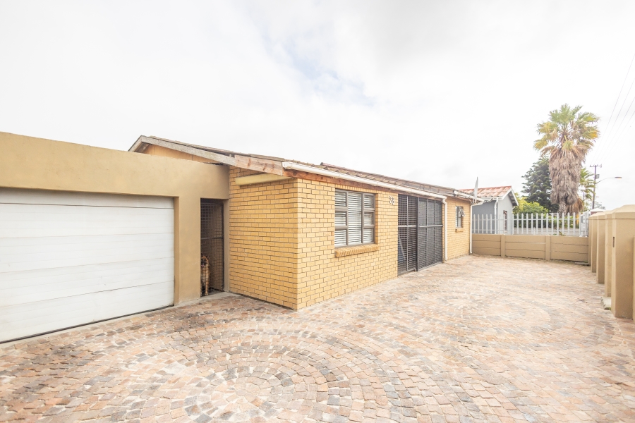 2 Bedroom Property for Sale in Uitsig Western Cape